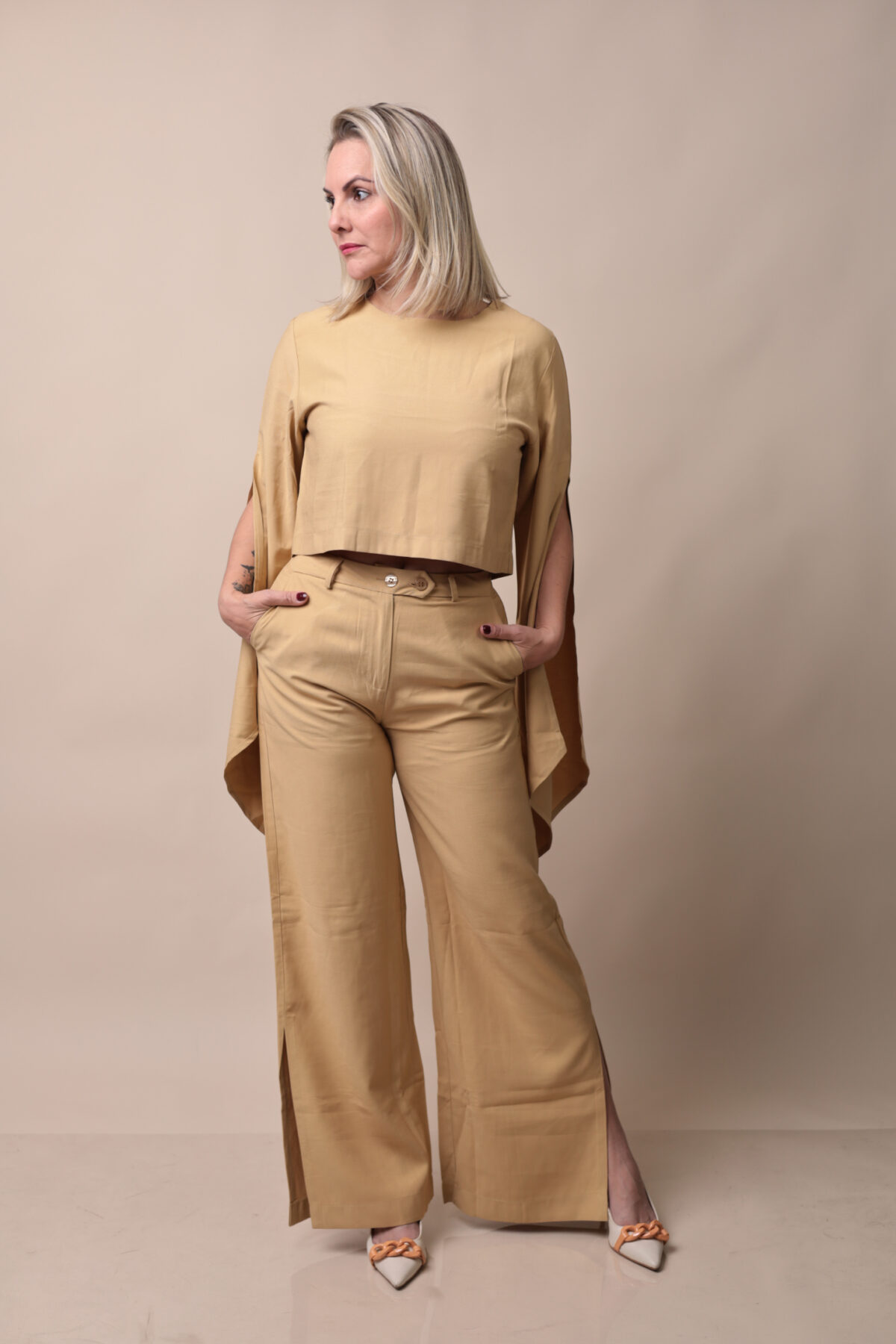 Conjunto Bege com Blusa Capa e calça pantalona - Imagem 2