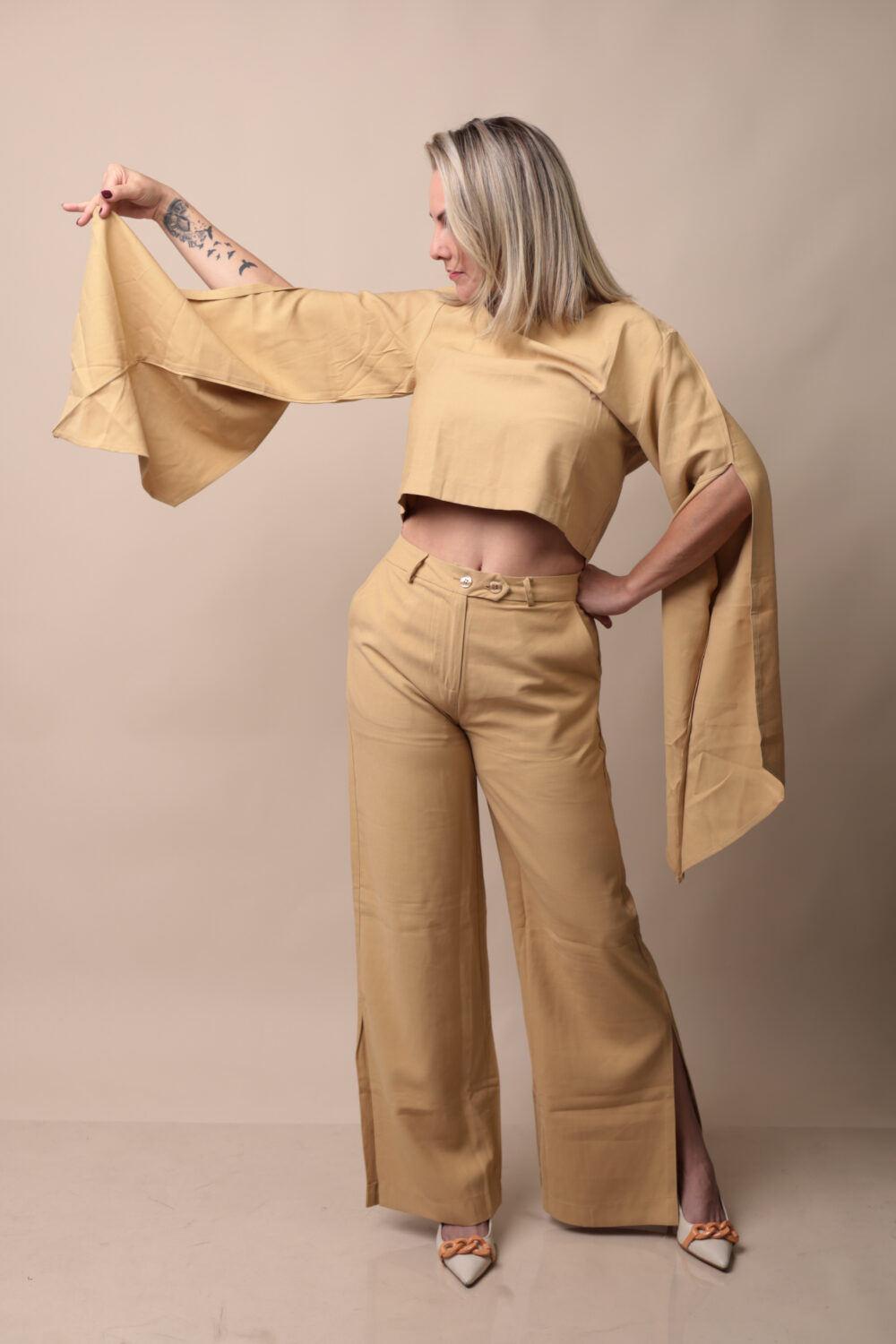 Conjunto Bege com Blusa Capa e calça pantalona