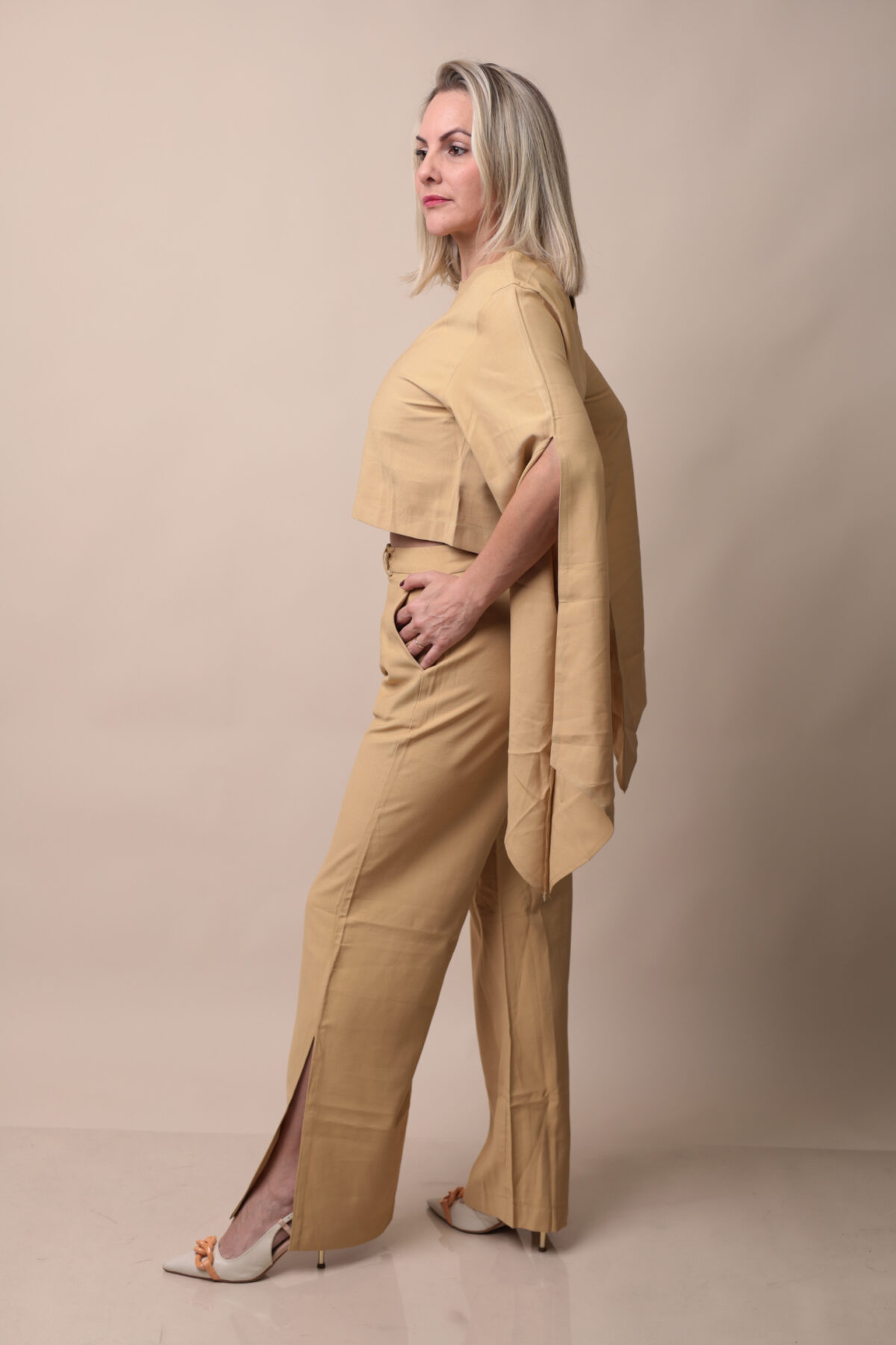 Conjunto Bege com Blusa Capa e calça pantalona - Imagem 5